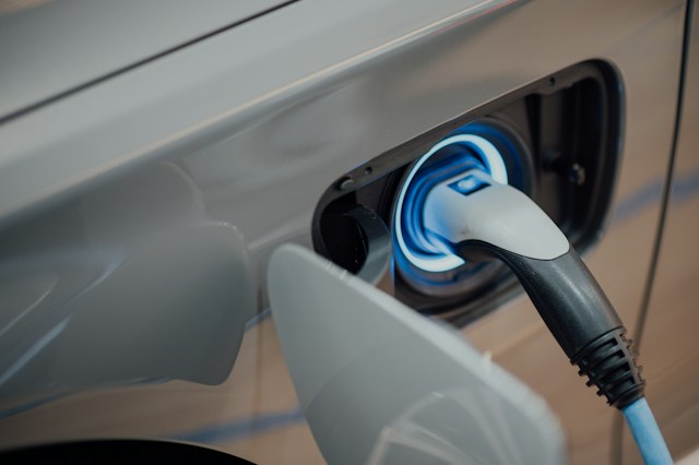 Konektor za punjenje priključen u priključak električnog vozila