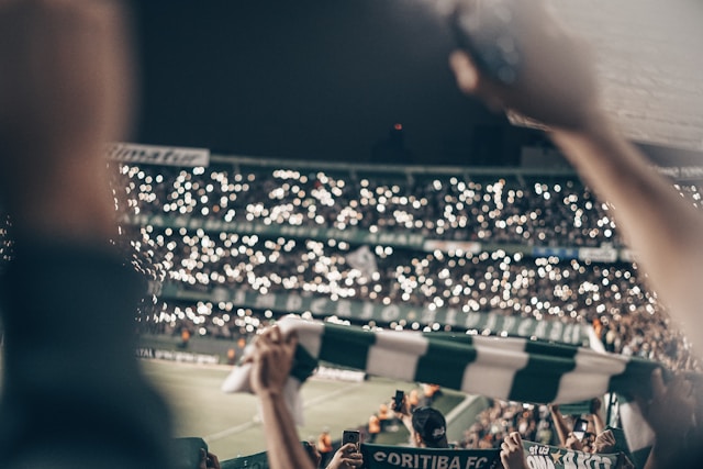 Navijači drže navijački šal dok stadion svetli od lampica mobilnih telefona<p dir=ltrSvetsko prvenstvo u fudbalu traje mesec dana svake četvrte godine, ali utisci koje ostavi retko blede s vremenom. Dok se rezultati i tabele zaboravljaju, pojedini prizori sa terena ostaju urezani u sećanje generacija koje ih nisu ni gledale uživo. Upravo ta razlika između onoga &scaron;to se desilo na terenu i onoga &scaron;to ostaje u kolektivnoj svesti navijača otvara pitanje za&scaron;to neki trenuci jednostavno ne blede.<h2 dir=ltrZa&scaron;to mundijali ostaju urezani u sećanje?</h2<p dir=ltrSvetsko prvenstvo se razlikuje od klupskog fudbala po tome &scaron;to okuplja čitav svet oko istog događaja u istom trenutku. Milioni ljudi &scaron;irom planete prate iste utakmice, dele isto i&scaron;čekivanje i istu neizvesnost, &scaron;to stvara osećaj zajedničkog iskustva retko prisutan u drugim sportskim <a href=https://www.srbija-eu.rs/blog/3-poznata-takmicenja-u-kosarci-koja-ljubitelji-kosarke-obozavaju.htmltakmičenjima</a. Kada se tome doda činjenica da se turnir održava jednom u četiri godine, svaki gol ili gre&scaron;ka dobijaju posebnu težinu.<p dir=ltrOva retkost je ključna za razumevanje za&scaron;to mundijalski trenuci postaju deo &scaron;ire kulture i viralnih vesti kada se dese, a ne samo fudbalske statistike. Za razliku od redovnog &scaron;ampionata, gde se poraz može nadoknaditi već sledećeg vikenda, gre&scaron;ka na Svetskom prvenstvu često znači kraj četvorogodi&scaron;njeg čekanja. Ta emocionalna cena čini da se pamćenje veže ne samo za rezultat, već i za okolnosti, atmosferu i trenutak u kojem se sve odigralo.<p dir=ltrZanimljivo je da se pamćenje ovih trenutaka često prenosi i na one koji originalni događaj nisu ni pratili. Priče roditelja, arhivski snimci i ponavljanje istih kadrova kroz decenije stvaraju efekat kolektivnog sećanja koje nadma&scaron;uje ličnu uspomenu pojedinca.<h2 dir=ltrGolovi koji menjaju tok turnira</h2<p dir=ltrNisu svi golovi jednako pamtljivi, čak ni kada su tehnički savr&scaron;eni. Gol koji menja tok utakmice u eliminacionoj fazi, posebno u polufinalu ili finalu, dobija sasvim drugu dimenziju od golova postignutih u grupi. Kontekst je ono &scaron;to golu daje istorijsku vrednost, mnogo vi&scaron;e od same izvedbe.<p dir=ltrZamislite situaciju u kojoj reprezentacija igra poslednjih deset minuta produžetka, rezultat je izjednačen, a jedan igrač uspeva da izdejstvuje presudan pogodak. Taj momenat, čak i ako je tehnički jednostavan, ostaje upamćen zbog pritiska trenutka i posledica koje nosi. Navijači se retko sećaju detalja tehnike udarca, ali se dobro sećaju osećaja koji je taj gol izazvao.<p dir=ltrZbog toga analitičari fudbalske istorije često razdvajaju golove po dva kriterijuma - estetskoj vrednosti i dramatur&scaron;koj težini. Neki golovi ulaze u udžbenike zbog tehnike, dok drugi ostaju upamćeni isključivo zbog trenutka u kojem su postignuti i onoga &scaron;to su značili za dalji tok turnira.<p dir=ltr<img class=fr-dib fr-draggable src=/login/images/pexels-atelierbyvineeth-35579075---67dea277d5ce35ca7a4e2c864b287000ed37c6a6.jpg style=width: 100%; alt=Fudbalska lopta u mreži gola na zelenom travnjaku<h2 dir=ltrKada jedan potez postane legenda</h2<p dir=ltrPostoji tanka linija između dobrog gola i gola koji postaje deo fudbalskog folklora. Ta granica se često prelazi kada se tehnička izvedba spoji sa kontroverzom, simbolikom ili neponovljivim okolnostima.&nbsp;<p dir=ltrKada je npr. u pitanju <a href=https://www.formula.ba/blog/bozja-ruka-maradona-kako-je-postignut-epski-golBožja ruka Maradone i priča o legendarnom golu</a, kada je argentinski kapiten prvo postigao gol rukom, neprimećeno za sudiju, a zatim odigrao jednu od najpoznatijih akcija u istoriji turnira, pro&scaron;av&scaron;i kroz čitavu englesku odbranu do gola.<p dir=ltrDva gola u razmaku od nekoliko minuta, jedan sporan i jedan gotovo nestvaran po izvedbi, spojila su se u jedan od najprepoznatljivijih trenutaka mundijalske istorije. Upravo ta kombinacija - lukavstva i genijalnosti u istom potezu - čini da se ovaj slučaj i danas navodi kao primer kako sport ume da bude nepravedan i fascinantan u istom dahu.<p dir=ltrOno &scaron;to ovaj primer čini posebno korisnim za razumevanje teme jeste to &scaron;to pokazuje da legenda ne nastaje samo iz čiste tehničke izvrsnosti. Nastaje iz kombinacije spretnosti, srećnih okolnosti i ljudske gre&scaron;ke - bilo igračke ili sudijske - koja utiče na ishod. Kada se svi ti elementi poklope na najvećoj mogućoj sceni, rezultat je trenutak koji nadživljava sve učesnike i postaje deo op&scaron;teg fudbalskog nasleđa.<p dir=ltrZanimljivo je razmotriti i suprotnu perspektivu - da ba&scaron; ta kontroverza, a ne isključivo drugi gol, čini ovaj momenat toliko pamtljivim. Da je Maradona samo odigrao briljantnu akciju bez prethodnog spornog gola rukom, priča bi verovatno ostala zapamćena kao odličan pojedinačni potez, ali ne bi imala istu težinu simbola koji spaja genijalnost i nepravdu.<h2 dir=ltrKontroverze koje ne blede</h2<p dir=ltrSudijske gre&scaron;ke i sporne odluke prate <a href=https://www.srbija-eu.rs/blog/zasto-je-fudbal-najgledaniji-sport-na-svetu.htmlfudbal</a otkako postoji, ali na Svetskim prvenstvima dobijaju posebnu težinu jer se de&scaron;avaju pred globalnom publikom bez mogućnosti ponavljanja turnira sledeće nedelje. Kontroverzan trenutak u klupskoj utakmici zaboravlja se za nekoliko kola, dok isti takav trenutak na mundijalu ostaje predmet analize decenijama unazad.<p dir=ltrRazlog za to leži u retkosti prilike da se gre&scaron;ka ispravi. Reprezentacija koja izgubi zbog sporne sudijske odluke mora da čeka četiri godine za novu priliku, a mnogi igrači tu priliku vi&scaron;e nikada ne dobiju. Ta nepovratnost čini da kontroverzni trenuci dobijaju gotovo tragičan prizvuk, &scaron;to ih dodatno učvr&scaron;ćuje u sećanju navijača.<p dir=ltrSudijske tehnologije poput VAR sistema i <a href=https://dobrestvari.rs/korisni sadržaji koji svakodnevicu čine lak&scaron;om</a za sudije donekle su smanjile broj ovakvih situacija u novijim turnirima, ali nisu uklonile potrebu za pričom o starim kontroverzama.&nbsp;<p dir=ltrNaprotiv, upravo zato &scaron;to danas postoji tehnologija koja bi ih verovatno sprečila, stare epizode deluju jo&scaron; slojevitije - kao podsetnik na vreme kada je fudbal bio manje precizan, ali možda emotivno neposredniji.<h2 dir=ltr&Scaron;ta navijači zapravo pamte?</h2<p dir=ltrKada se sve sabere, pamćenje mundijalskih trenutaka ne zavisi isključivo od tehničke kvalitete gola ili poteza. Zavisi od spoja konteksta, emocije i posledica koje je taj trenutak izazvao. Gol koji je odlučio finale pamti se drugačije od identičnog gola postignutog u prijateljskoj utakmici, iako je izvedba potpuno ista.<p dir=ltrAtmosfera stadiona, reakcija komentatora, slike navijača sa zastavama u trenutku pogotka - svi ti elementi grade sliku koja se prenosi kroz godine i postaje deo &scaron;ire priče o turniru. Zanimljivo je da mnogi navijači danas te trenutke doživljavaju posredno, kroz arhivske snimke i priče starijih generacija, ali intenzitet emocije često ostaje gotovo neizmenjen.&nbsp;<p dir=ltrSvetsko prvenstvo tako postaje neka vrsta zajedničke knjige uspomena, u kojoj svaka generacija dopisuje svoje omiljene stranice, dok se najstarije i dalje iznova čitaju.