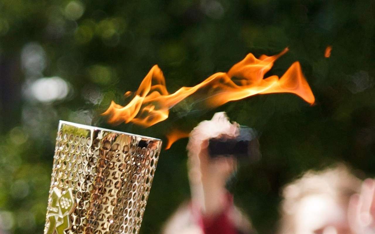 Baklja sa olimpijskim plamenom