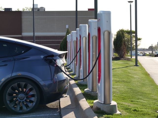 Električni automobil priključen na red punjača<p dir=ltrElektrična vozila sve snažnije menjaju prioritete kupaca i pravila na evropskom trži&scaron;tu automobila. Dok su ranije razlike među modelima uglavnom bile vezane za snagu motora ili dizajn karoserije, danas pažnja kupaca sve vi&scaron;e prelazi na domet, kapacitet baterije i brzinu punjenja. Ta promena se ne de&scaron;ava naglo, već postepeno preoblikuje i navike vozača i ponudu proizvođača.<h2 dir=ltrZa&scaron;to električni talas menja navike vozača?</h2<p dir=ltrVozači u Evropi sve če&scaron;će razmi&scaron;ljaju o automobilu na način koji je pre desetak godina bio gotovo nezamisliv. Umesto pitanja o potro&scaron;nji goriva, u prvi plan dolaze pitanja o tome koliko kilometara vozilo može da pređe na jednom punjenju i koliko brzo se baterija dopunjava tokom putovanja. Ova promena u razmi&scaron;ljanju direktno utiče na to kako se planiraju svakodnevne rute, ali i duža putovanja.<p dir=ltrZanimljivo je da se ovaj pomak najvi&scaron;e primećuje kod korisnika koji automobil koriste i u gradu i za povremena putovanja van njega. Za razliku od klasičnog vozila sa motorom sa unutra&scaron;njim sagorevanjem, električni automobil zahteva drugačije planiranje - gde se puni, koliko to traje i da li usput postoji punionica. Upravo tu se krije su&scaron;tinska razlika u svakodnevnom iskustvu vožnje.<p dir=ltrS druge strane, postoji i grupa vozača kojima ova promena deluje nepotrebno komplikovano, posebno među onima koji retko prelaze velike razdaljine i kojima domet vozila praktično nikada nije predstavljao problem.&nbsp;<p dir=ltrZa njih se cela priča o električnoj mobilnosti čini kao re&scaron;enje za problem koji sami nikada nisu imali, &scaron;to je legitiman ugao gledanja i podsetnik da tehnologija ne mora jednako da odgovara svima.<h2 dir=ltrBaterije kao nova mera vrednosti</h2<p dir=ltrKapacitet i kvalitet baterije danas predstavljaju ono &scaron;to je nekada bila zapremina motora - glavni parametar po kome se vozila upoređuju i vrednuju.&nbsp;<p dir=ltrKupci se sve vi&scaron;e informi&scaron;u o tipu baterije, njenom očekivanom veku trajanja i garancijama koje proizvođač nudi za taj deo vozila. Ovakav pristup zahteva i drugačiji nivo tehničkog znanja od prosečnog kupca, koji ranije nije morao da razmi&scaron;lja o hemijskom sastavu baterijskih ćelija.<p dir=ltrProizvođači zbog toga ulažu značajna sredstva u razvoj sopstvenih baterijskih tehnologija, umesto da se oslanjaju isključivo na spoljne dobavljače. Ovakav pristup omogućava bolju kontrolu kvaliteta, ali i brže prilagođavanje potrebama trži&scaron;ta. Kada kompanija sama razvija bateriju, lak&scaron;e prilagođava njene karakteristike konkretnim modelima vozila i uslovima u kojima se vozila koriste.<p dir=ltrU tom kontekstu se često spominje i primer modela kao &scaron;to je npr. <a href=https://byd-auto.me/modeli/byd-atto-3-evo/električni SUV BYD ATTO 3</a, koji pokazuje kako proizvođač koji kontroli&scaron;e sopstvenu baterijsku tehnologiju može ponuditi vozilo sa jasno definisanim dometom i predvidivim pona&scaron;anjem tokom punjenja. Ovakvi primeri pokazuju kupcima da baterija nije samo tehnički detalj, već pokazatelj pouzdanosti vozila u svakodnevnoj upotrebi.<p dir=ltrProcena dometa i performansi baterije zavisi od uslova vožnje i stila kori&scaron;ćenja, pa konkretne brojke uvek treba posmatrati kao okvirne vrednosti, a ne apsolutna pravila.<h2 dir=ltr&Scaron;ta se menja u ponudi modela?</h2<p dir=ltrPonuda električnih vozila na evropskom trži&scaron;tu se u poslednjih nekoliko godina značajno pro&scaron;irila, kako po broju modela tako i po segmentima u kojima se pojavljuju. Dok su ranije električni automobili bili uglavnom rezervisani za premium segment, danas se sve vi&scaron;e modela pojavljuje u srednjem cenovnom rangu, dostupnom &scaron;irem krugu kupaca.<p dir=ltrOva promena je posebno vidljiva u segmentu SUV vozila, koji je i inače među najtraženijim u Evropi. Kupci žele prostor, vi&scaron;i položaj sedenja i praktičnost koju SUV karoserija pruža, ali sada to očekuju i u kombinaciji sa električnim pogonom. Zbog toga se sve vi&scaron;e proizvođača fokusira upravo na taj segment kada lansira nove modele.<ul<li dir=ltr<p dir=ltrVeći izbor cenovnih razreda- od pristupačnijih do premium modela, &scaron;to omogućava &scaron;irem krugu kupaca da razmotri prelazak na električni pogon.</li<li dir=ltr<p dir=ltrRaznovrsnost karoserija- pored klasičnih limuzina, sve vi&scaron;e SUV i kombi modela sa električnim pogonom.</li<li dir=ltr<p dir=ltrFokus na praktičnost- veći prtljažnik, fleksibilan unutra&scaron;nji prostor i tehnologije koje olak&scaron;avaju svakodnevnu upotrebu.</li</ul<p dir=ltrOvakva raznovrsnost ponude znači da kupac danas ima realnu mogućnost da pronađe električni automobil koji odgovara njegovom načinu života, umesto da bira između ograničenog broja skupih modela kao &scaron;to je to bio slučaj pre samo nekoliko godina.<p dir=ltr<img class=fr-dib fr-draggable src=/login/images/zaptec-2jRNVr0ac7s-unsplash---915f821cc48386e5a70cae01773407455fddfc26.jpg style=width: 100%; alt=Ruka umeće kabl punjača u otvor za punjenje električnog automobila<h2 dir=ltrInfrastruktura koja prati &scaron;irenje trži&scaron;ta</h2<p dir=ltrBez razvijene mreže punionica, ni najbolje osmi&scaron;ljen električni automobil ne bi mogao da opravda svoju svrhu u svakodnevnoj upotrebi. Zbog toga se paralelno sa rastom broja vozila razvija i infrastruktura za punjenje, kako u urbanim sredinama tako i duž glavnih putnih pravaca. Ovaj proces ide postepeno i neravnomerno, u zavisnosti od zemlje i regiona.<p dir=ltrGradovi sa razvijenijom mrežom javnih punionica pružaju vozačima veću slobodu, jer im omogućavaju da automobil koriste bez detaljnog planiranja svakog putovanja. S druge strane, u ruralnim područjima ili na manje frekventnim rutama, broj punionica i dalje zaostaje za tempom rasta broja električnih vozila. Ta neravnoteža predstavlja jedan od ključnih izazova daljeg &scaron;irenja trži&scaron;ta.<p dir=ltrKućno punjenje, iako praktično za svakodnevnu upotrebu, ne re&scaron;ava potrebu za brzim punjenjem tokom dužih putovanja. Zato se sve vi&scaron;e pažnje posvećuje razvoju brzih punionica koje omogućavaju znatno kraće zadržavanje na putu. Kombinacija kućnog i javnog punjenja postepeno postaje standardni model kori&scaron;ćenja, sličan onome kako se danas kombinuju različiti načini snabdevanja gorivom kod klasičnih vozila.<h2 dir=ltrKako izgleda sledeći korak za kupce?</h2<p dir=ltrZa prosečnog kupca, odluka o prelasku na električni automobil danas vi&scaron;e ne zavisi samo od cene vozila, već i od realne procene <a href=https://www.srbija-eu.rs/blog/kako-se-navike-pracenja-sporta-menjaju-u-digitalnom-dobu.htmlsopstvenih navika</a vožnje. Pitanja poput toga koliko kilometara dnevno prelazite, da li imate mogućnost kućnog punjenja i koliko često putujete na duže relacije, postaju ključna za dono&scaron;enje informisane odluke.<p dir=ltrPraktičan pristup podrazumeva i razmatranje sledećih tačaka pre kupovine:<ul<li dir=ltr<p dir=ltrDnevna kilometraža- procenite koliko realno prelazite tokom prosečnog dana, kako biste znali da li vam je potreban veći ili manji domet.</li<li dir=ltr<p dir=ltrMogućnost kućnog punjenja- dostupnost priključka kod kuće značajno olak&scaron;ava svakodnevnu upotrebu vozila.</li<li dir=ltr<p dir=ltrUčestalost dužih putovanja- ako često putujete van grada, vredi proveriti dostupnost brzih punionica na uobičajenim rutama.</li</ul<p dir=ltrIskustvo drugih vozača, kao i konkretni primeri modela koji su se pokazali pouzdanim u svakodnevnoj upotrebi, sa manje <a href=https://www.srbija-eu.rs/blog/sta-raditi-kada-se-automobil-pokvari-na-putu.htmlkvarova</a, često pomažu kupcima da lak&scaron;e donesu odluku. Treba imati na umu da izbor bilo kog vozila, električnog ili konvencionalnog, zahteva stručnu procenu tehničkih karakteristika i uslova kori&scaron;ćenja, posebno kada je reč o dugoročnom vlasni&scaron;tvu i održavanju baterije.<p dir=ltrSavremeni kupci informacije pronalaze kroz veoma različite digitalne sadržaje, od stručnih automobilskih analiza do lifestyle portala na kojima je, na primer, <a href=https://astrologis.rs/svet astrologije predstavljen na zanimljiv način</a. Ipak, kada je reč o izboru električnog vozila, lična interesovanja treba odvojiti od kriterijuma kupovine i odluku zasnovati na proverljivim podacima o dometu, bateriji, uslovima punjenja i tro&scaron;kovima održavanja.<p dir=ltrEvropsko trži&scaron;te mobilnosti se i dalje menja, ali smer je jasan - električna vozila prestaju da budu izuzetak i postaju sastavni deo svakodnevnog izbora. Ono &scaron;to je pre samo nekoliko godina delovalo kao tehnolo&scaron;ka novost, danas postaje uobičajen deo razgovora o kupovini automobila.